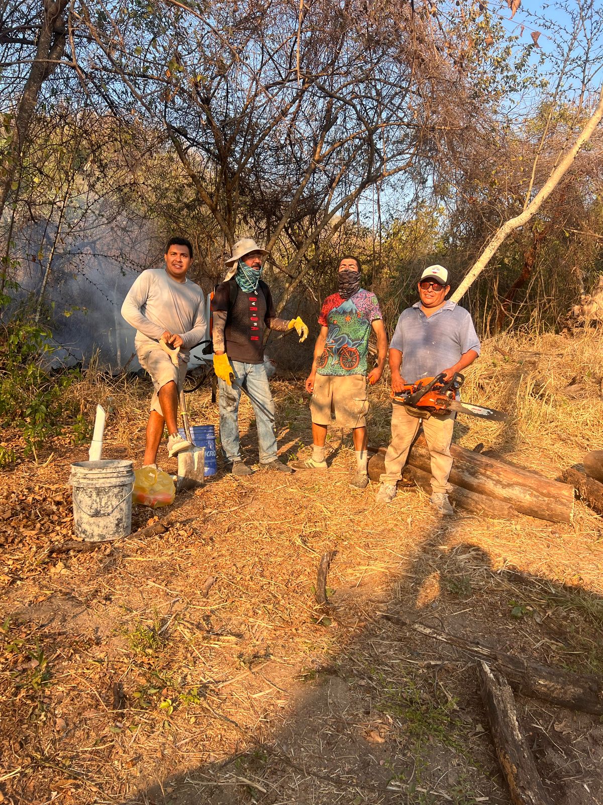 Ciudadanos que estuvieron "al pie del cañón" ayudando día y noche a apagar el incendio.