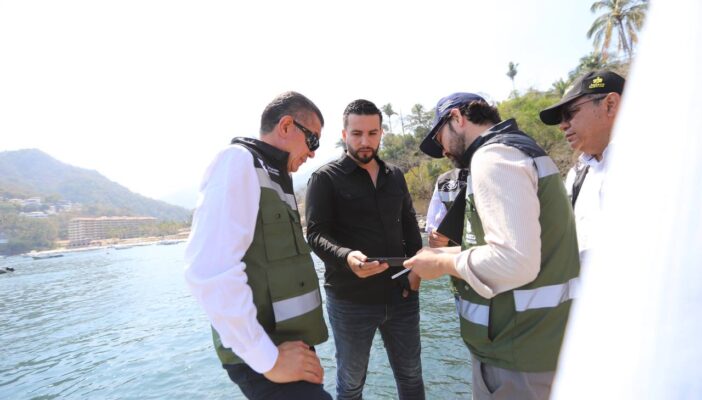 Autoridades estatales y municipales revisando los lugares donde estarán los nuevos muelles de Puerto Vallarta.
