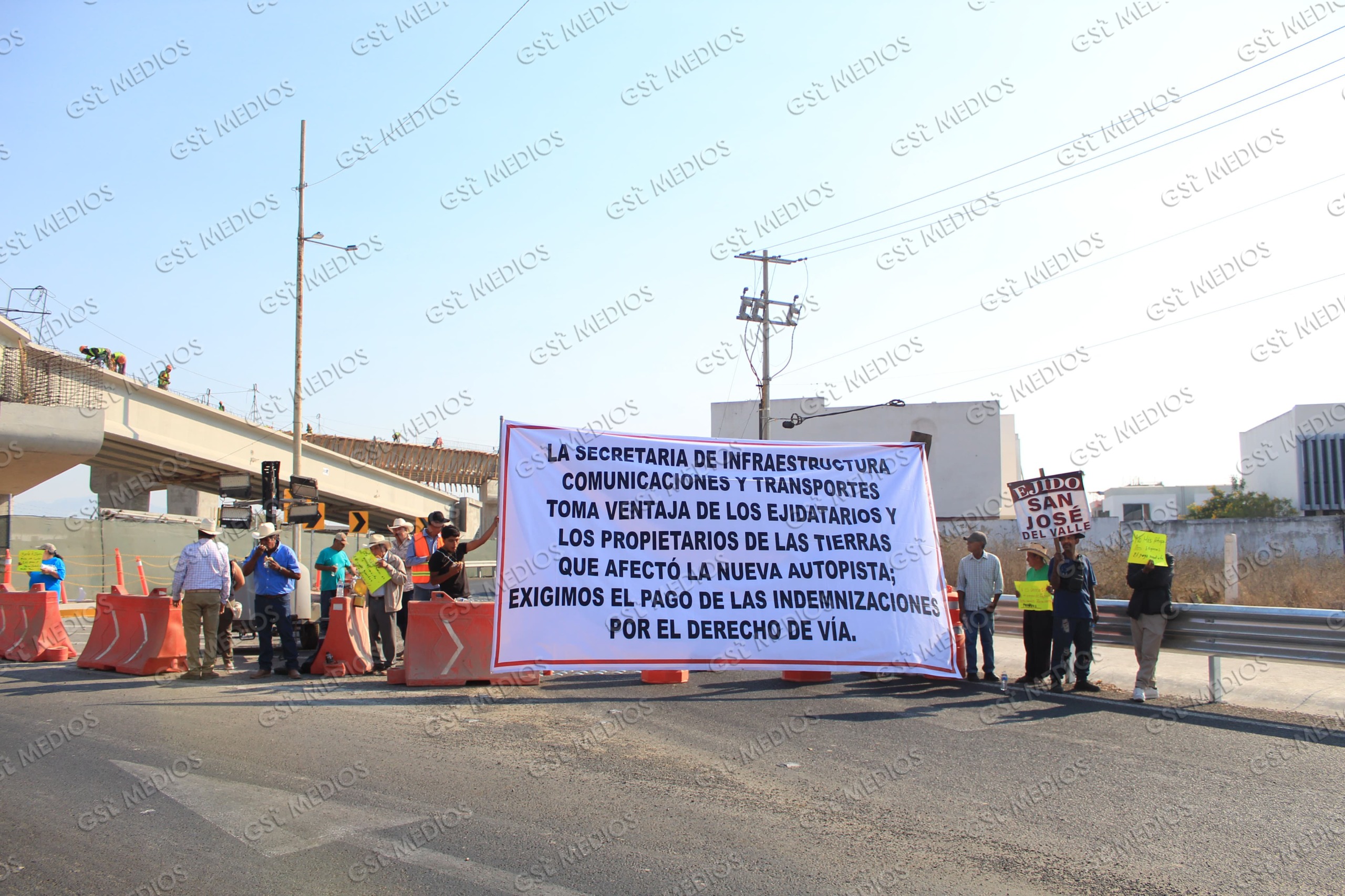 Ejidatarios manifestándose por la falta de pagos del gobierno federal.