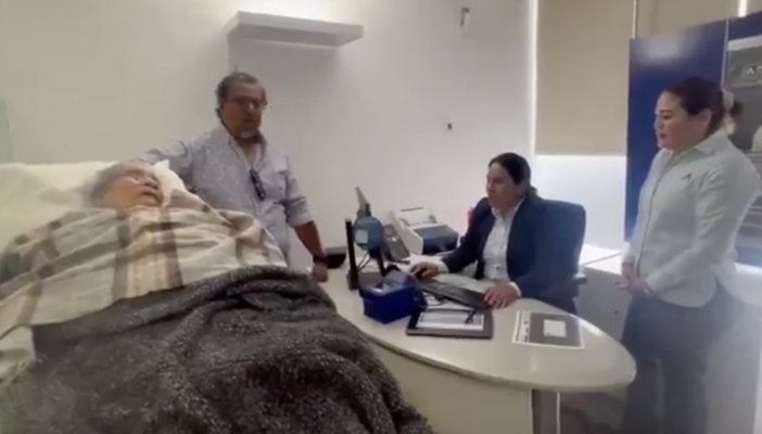 Persona de la tercera edad tuvo que ser llevada en camilla al banco para poder cobrar su pensión.