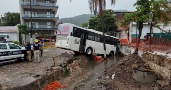Camión cae a canal de aguas fluviales en la colonia 5 de diciembre