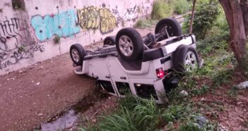 Jeep 4x4 Blanco vuelca en calle Las Palmas