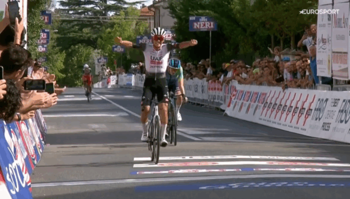 Isaac del Toro hace historia en Italia con su décima victoria de la temporada
