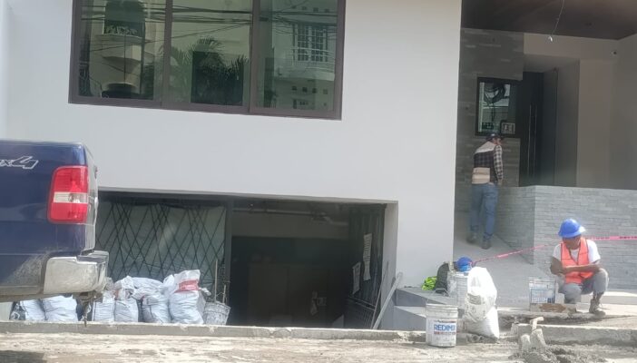 Edificio modifica banqueta para construir una rampa en la colonia Emiliano Zapata