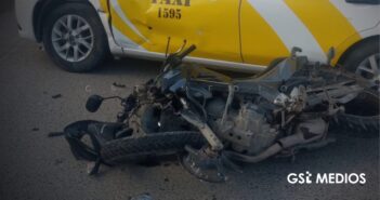 Motociclista resulta lesionado tras chocar contra taxi en Avenida México