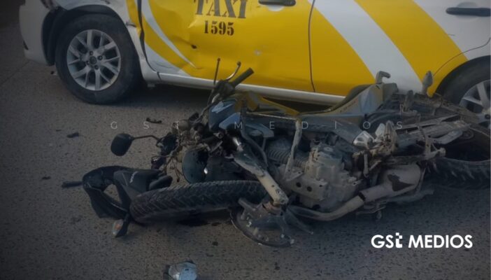 Motociclista resulta lesionado tras chocar contra taxi en Avenida México