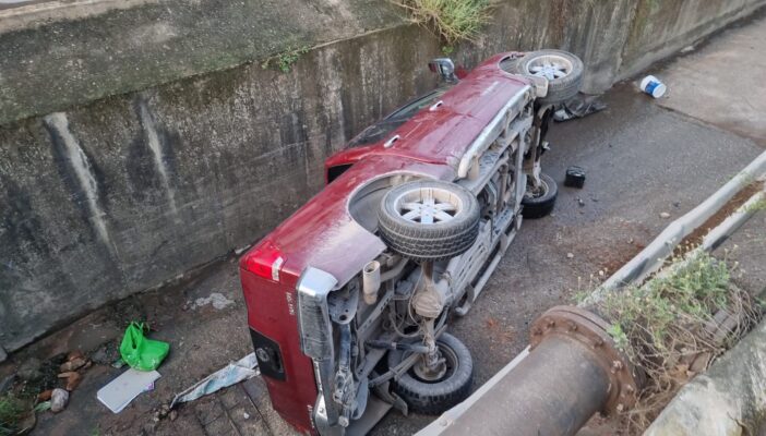 Volcadura aparatosa en Avenida de los Poetas sin lesionados