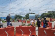 Manifestantes bloquean la carretera 200 en Puerto Vallarta y exigen presencia del alcalde