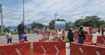 Manifestantes bloquean la carretera 200 en Puerto Vallarta y exigen presencia del alcalde