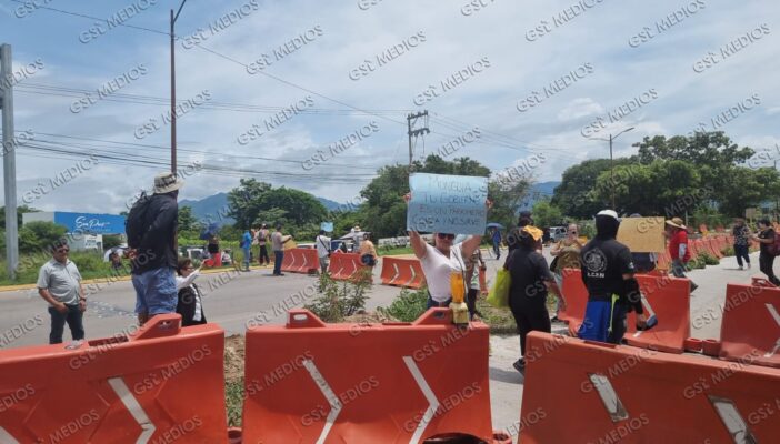 Manifestantes bloquean la carretera 200 en Puerto Vallarta y exigen presencia del alcalde
