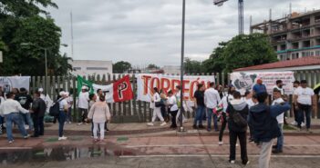 Trabajadores del IMSS marchan en Puerto Vallarta en defensa de pensiones y derechos laborales