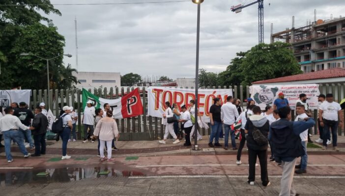 Trabajadores del IMSS marchan en Puerto Vallarta en defensa de pensiones y derechos laborales
