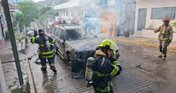 Camioneta se incendia y queda calcinada en pleno centro del Pitillal