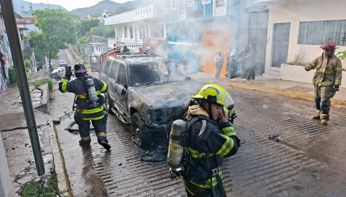 Camioneta se incendia y queda calcinada en pleno centro del Pitillal