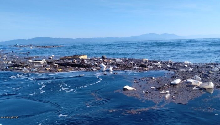 Voluntarios realizan limpieza en el mar de Bahía de Banderas