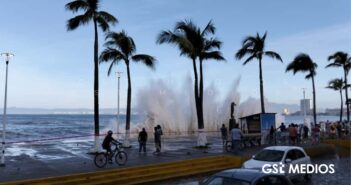 Alzan bandera Roja en playas de Puerto Vallarta por Huracán Priscilla