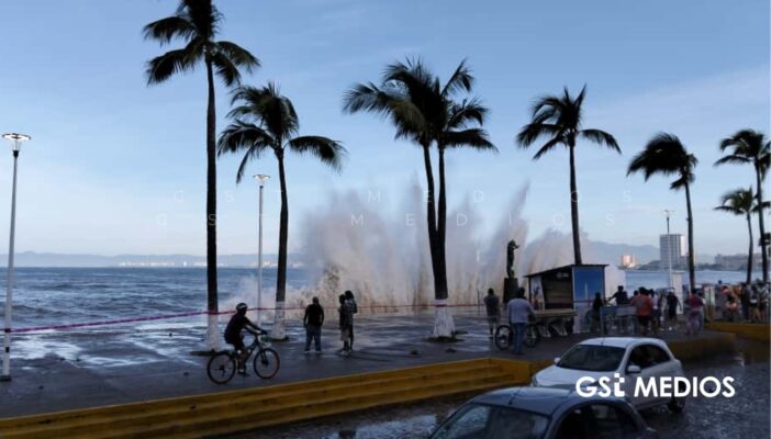 Alzan bandera Roja en playas de Puerto Vallarta por Huracán Priscilla