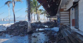 Fuerte oleaje por Huracán Priscila provoca afectaciones en el malecón de Puerto Vallarta