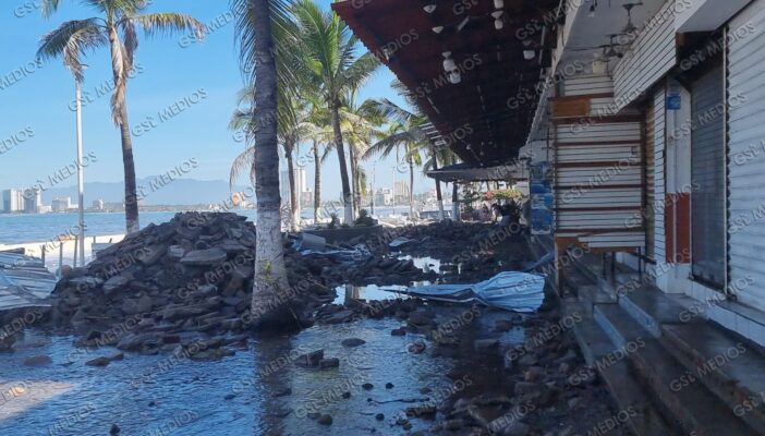 Fuerte oleaje por Huracán Priscila provoca afectaciones en el malecón de Puerto Vallarta