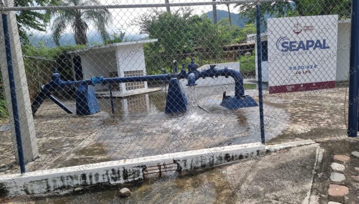 Denuncian derrame de agua potable en pozo de Seapal Vallarta en la colonia Independencia