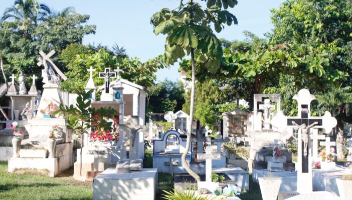 Panteones de Puerto Vallarta se preparan para el Día de Muertos