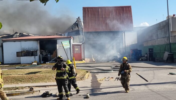 Incendio consume tienda Bodega Aurrerá en Ixtapa; evacuan a las personas para prevenir riesgos