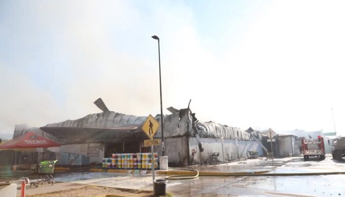 Autoridades detallan recursos utilizados en el incendio de Bodega Aurrerá de Ixtapa