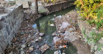 Vecinos denuncian que persisten derrames de aguas negras sin atender en la colonia Del Toro