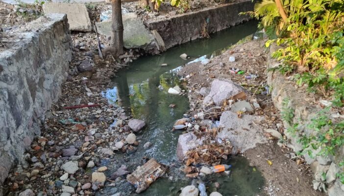 Vecinos denuncian que persisten derrames de aguas negras sin atender en la colonia Del Toro