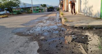 Siguen sin atender fugas de agua en la colonia Coapinole