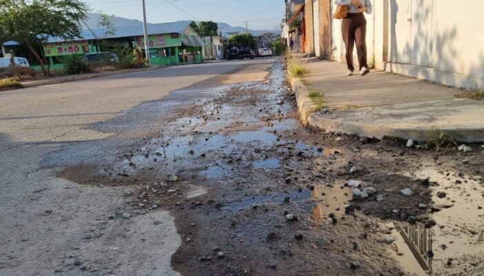 Siguen sin atender fugas de agua en la colonia Coapinole