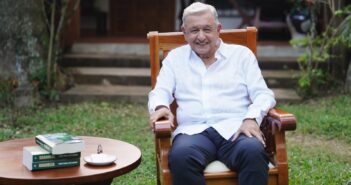 Adán Augusto da regalo navideño a AMLO: Se distribuyen más de 17 mil ejemplares del libro Grandeza en el senado para que sean “regalados al pueblo”