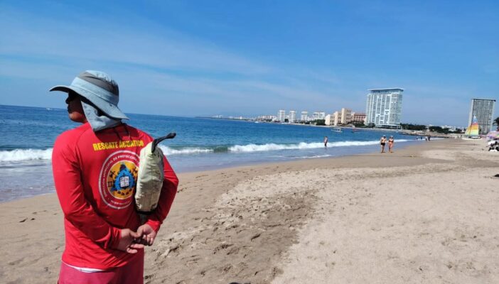 Autoridades informan estado de banderas en playas de Puerto Vallarta