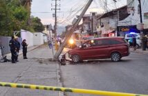 Menor choca camioneta contra poste en la avenida Francisco Medina Ascencio