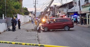 Menor choca camioneta contra poste en la avenida Francisco Medina Ascencio