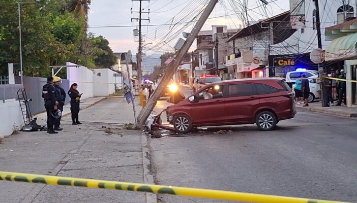 Menor choca camioneta contra poste en la avenida Francisco Medina Ascencio