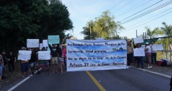 Realizan manifestación contra privatización de Playa Mismaloya