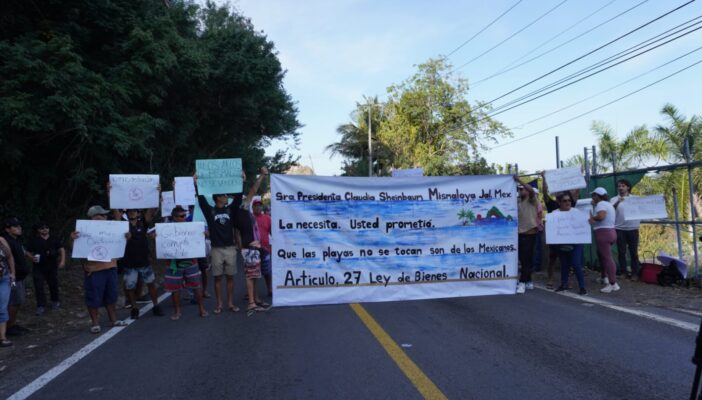 Realizan manifestación contra privatización de Playa Mismaloya