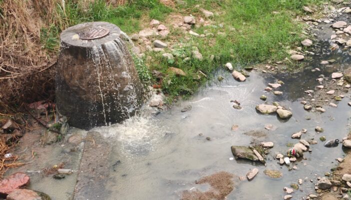 Otro derrame de aguas negras: ahora en canal de la colonia Villas del Real 