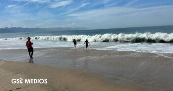 Continúan en bandera roja y amarilla playas de Puerto Vallarta