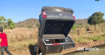 Vuelca camioneta presuntamente vinculada al Ayuntamiento de Bahía de Banderas