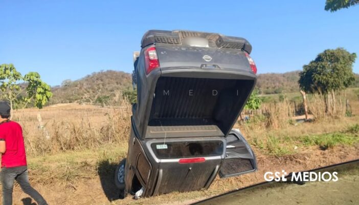 Vuelca camioneta presuntamente vinculada al Ayuntamiento de Bahía de Banderas