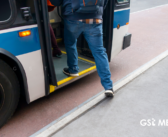 Ante ausencia de autoridades, estudiantes colocan parada provisional de camión en Ixtapa