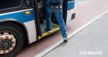 Ante ausencia de autoridades, estudiantes colocan parada provisional de camión en Ixtapa