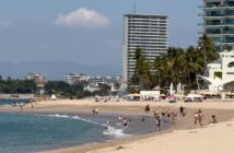 Playas de Puerto Vallarta presentan bandera amarilla, morada y roja