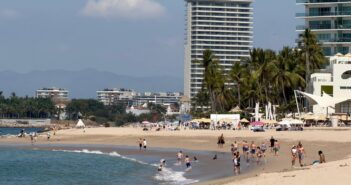 Playas de Puerto Vallarta presentan bandera amarilla, morada y roja