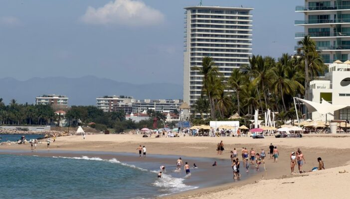 Playas de Puerto Vallarta presentan bandera amarilla, morada y roja