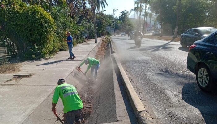 Intervienen canales pluviales y vialidades en Puerto Vallarta