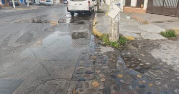 Denuncian fugas de agua a solo unos metros de oficinas de SEAPAL Vallarta