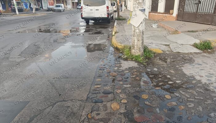 Denuncian fugas de agua a solo unos metros de oficinas de SEAPAL Vallarta